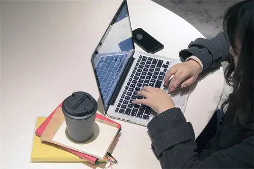 电脑为什么疯狂闪动黑屏